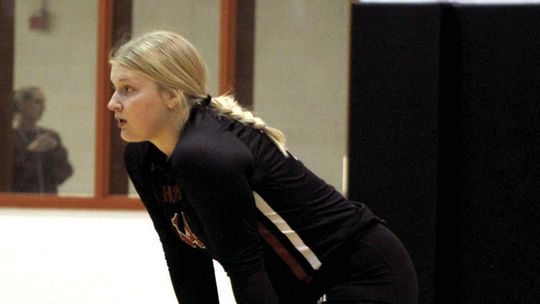 Lady Hippos’ senior and All-State selection Kamryn Haynes waiting for the ball to be served, Photo by Evan Hale