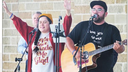 Ruth Diaz and Javier Diaz sing at Heritage Square in Taylor May 5. Photos by Fernando Castro