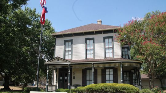 The Moody Museum is only open from 2 p.m. to 5 p.m. on Saturdays except by appointment. Author Ken Anderson’s visit to the museum is an exception.