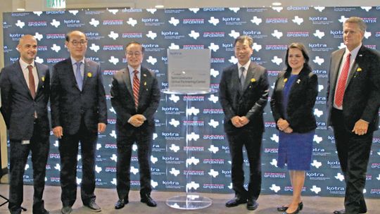 CEO of Taylor Economic Development Corporation Mark Thomas, Consul General of the Republic of Korea in Houston Young-Ho Jung, CEO of KOTRA Yu Jeoung-Yeol, the Executive Director of Texas Economic Development &amp; Tourism Adriana Cruz, the Honorable Williamson County Judge Bill Gravell and...