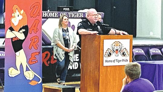 Sheriff Mike Gleason talks with students at Thrall Middle School Jan. 14 during their D.A.R.E. graduation. Facebook / Thrall Middle School