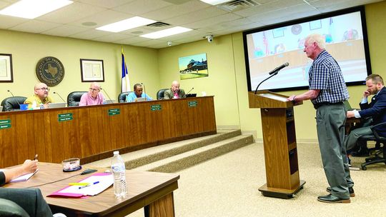 Taylor Economic Development Corporation CEO Mark Thomas addresses council Aug. 24. Photo by Nicole Lessin