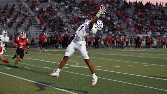 ELGIN FOOTBALL NARROWLY DEFEATS DEL VALLE