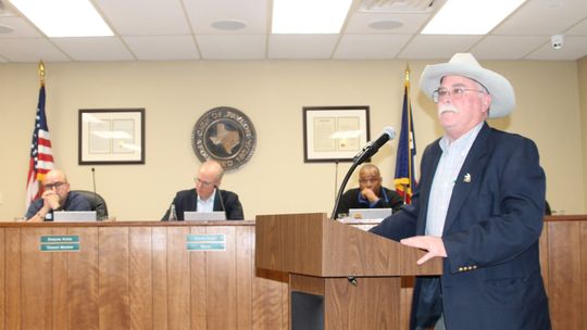 Cy Angelloz speaks against limits on development in the city’s ETJ at the Jan. 12 City Council meeting. Photo by Nicole Lessin