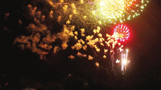 Residents look to the fireworks in the sky as they sit at Memorial Stadium next to Murphy Park in Taylor July 4. Photo by Fernando Castro