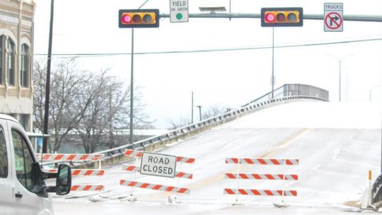 Vehicles have no choice but to detour as Main Street is closed at the overpass in Taylor Feb. 3. Photo by Fernando Castro