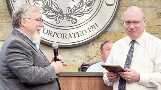 Gordon lauded, Hutto development touted