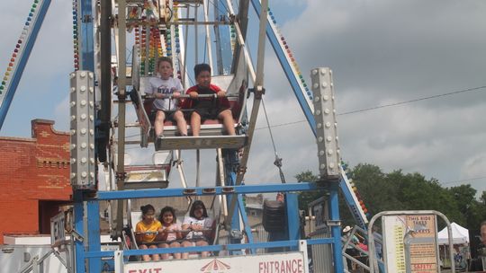 Families enjoy the Ferris wheel at the carnival during the 43rd Annual Granger Lakefest &amp; Homecoming May 8, 2021 Photo by Fernando Castro