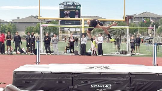 HIPPOS FINISHED STRONG AT DISTRICT, GRUTNER EARNS SCHOOL RECORD