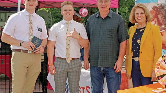 Hippos gobble up mudbugs at annual festival