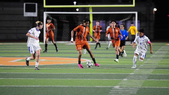 Hutto wins second straight