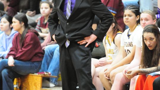 Lady Lions split opening district matchups