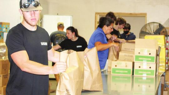 Luke Schneider, Savannah Coy, Christina Combs, Seth Fluker and Agustin Calderon volunteer at Shepherd’s Heart Food Pantry and Community Ministries in Taylor July 21 as part of an organized volunteer opportunity for Samsung Austin Semiconductor. Photos by Fernando Castro