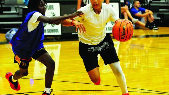 Lightning Bombers player Markell Fitzgerald gets around a defender and attacks the paint on Sunday, July 9 during an 11–14 division game. Photos by Larry Pelchat