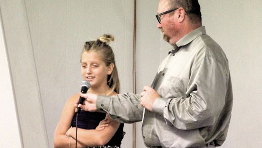 Gerald Walker, the club’s branch director, asks youth presenter Baylee Cantwell comedic questions at the banquet. Photos by Hunter Dworaczyk