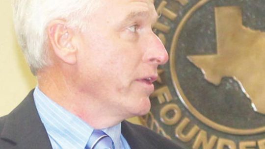 Tom Yantis speaks during the Taylor City Council meeting April 28. Photo by Fernando Castro