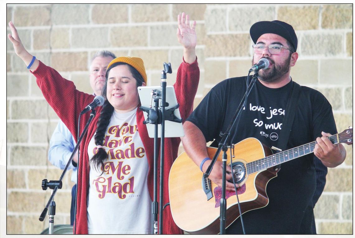 Ruth Diaz and Javier Diaz sing at Heritage Square in Taylor May 5. Photos by Fernando Castro