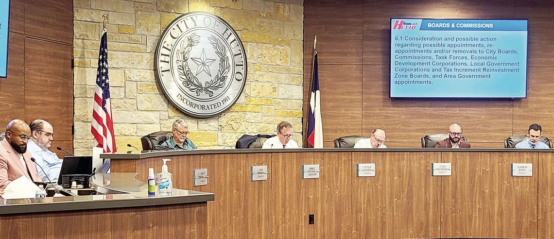Council members old, new hold first session together