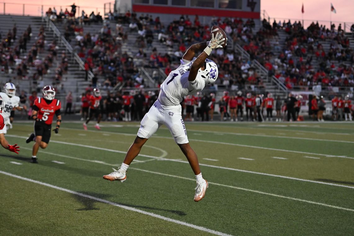 ELGIN FOOTBALL NARROWLY DEFEATS DEL VALLE