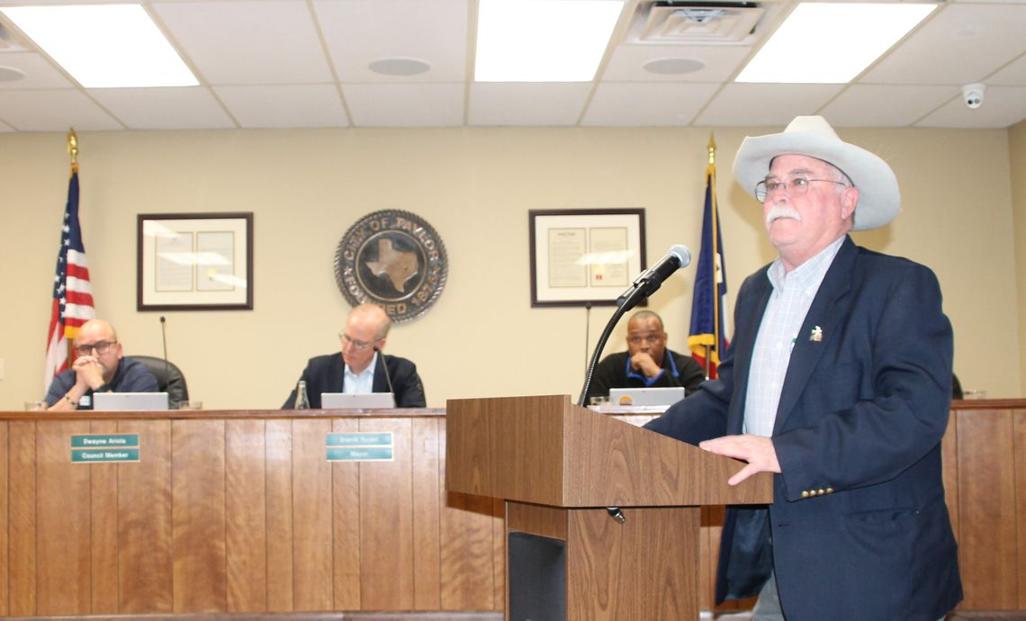 Cy Angelloz speaks against limits on development in the city’s ETJ at the Jan. 12 City Council meeting. Photo by Nicole Lessin