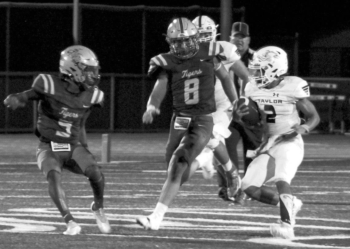 Ducks sophomore running back Andrias Fisher cuts back to evade Rockdale defenders to gain extra yards. Photo by Evan Hale