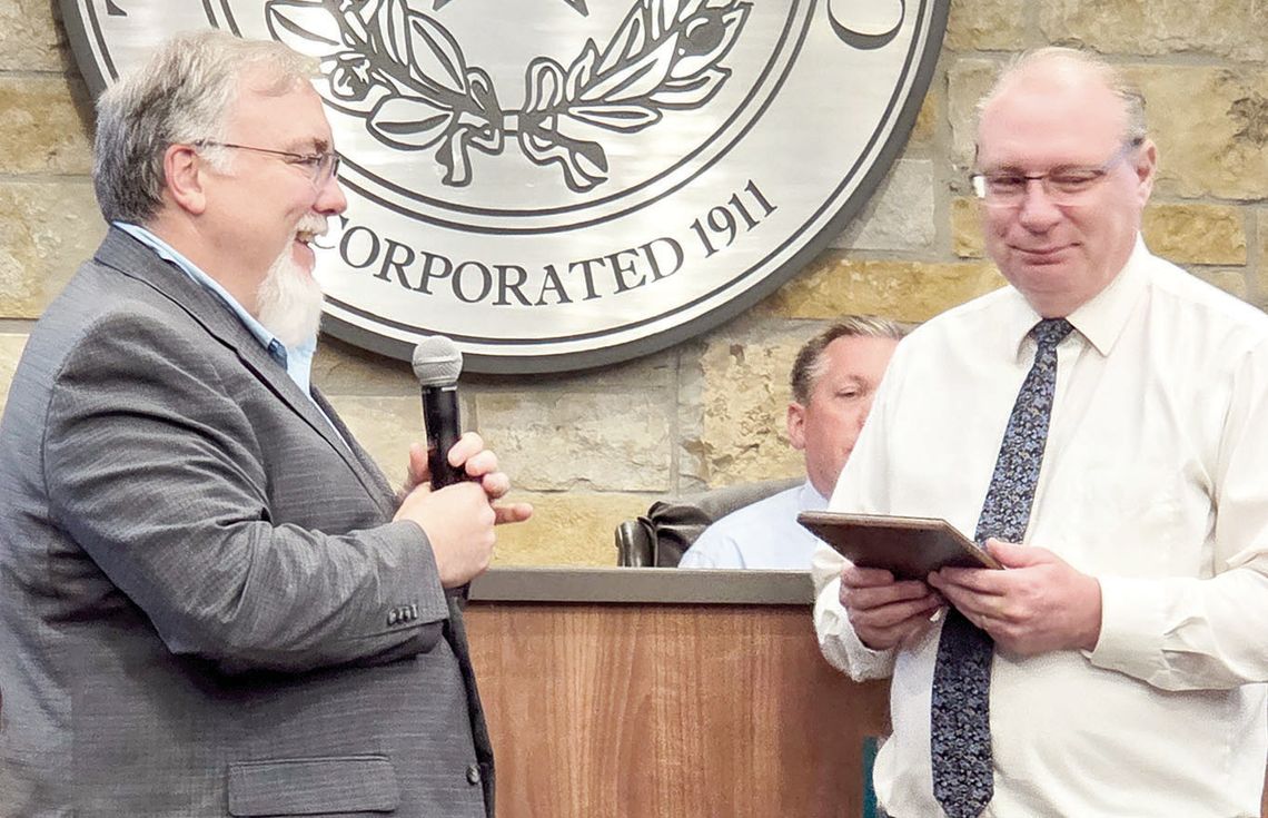 Gordon lauded, Hutto development touted