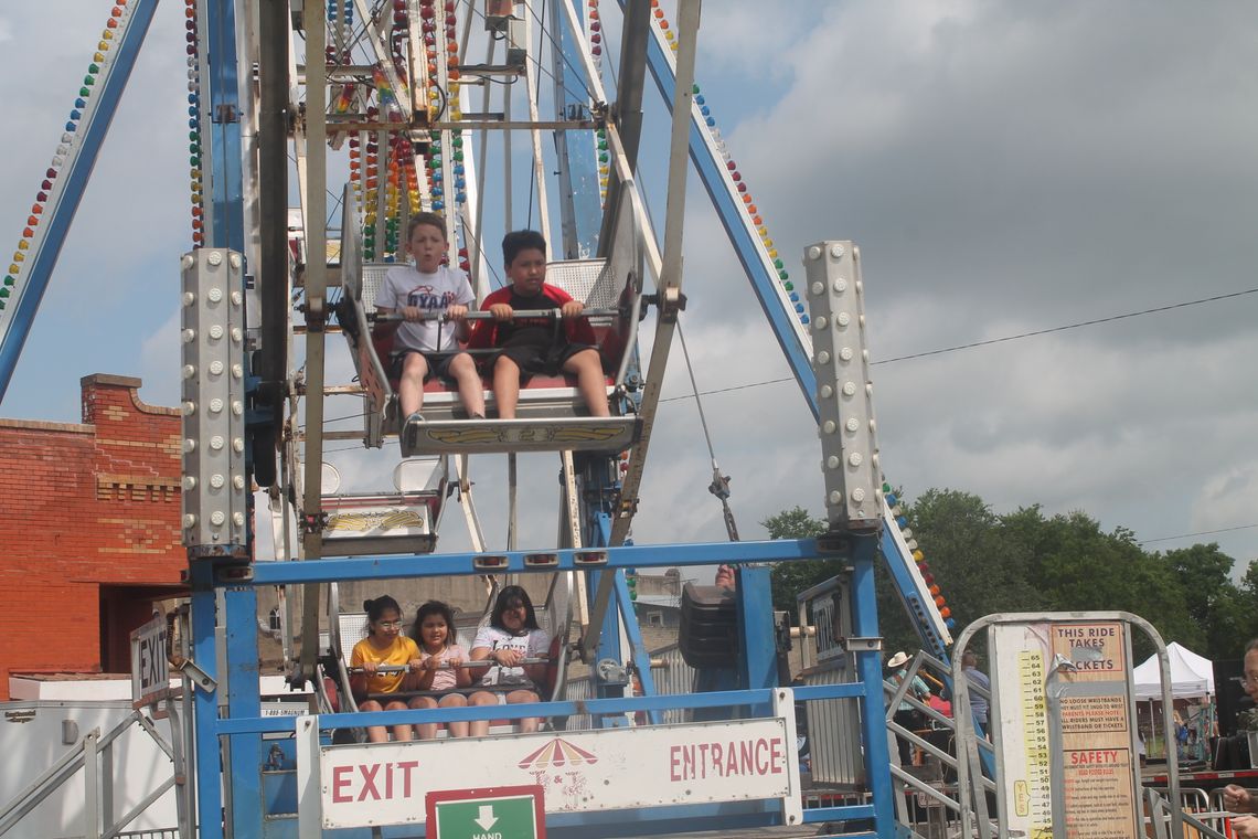 Families enjoy the Ferris wheel at the carnival during the 43rd Annual Granger Lakefest &amp; Homecoming May 8, 2021 Photo by Fernando Castro