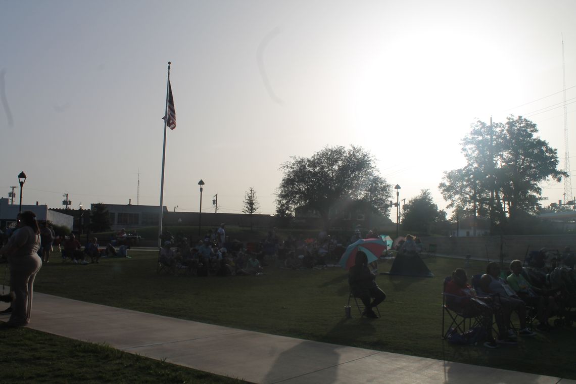 Residents enjoy the Music on Main concert at Heritage Square in Taylor June 16. Photo by Fernando Castro