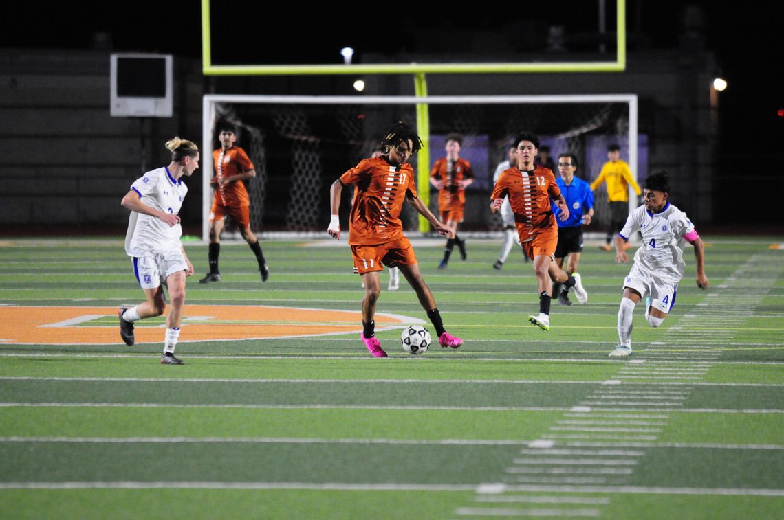 Hutto wins second straight