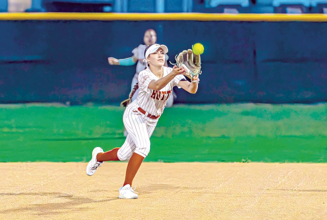 LADY HIPPOS SWEEP CAVALIERS, ADVANCE TO AREA ROUND
