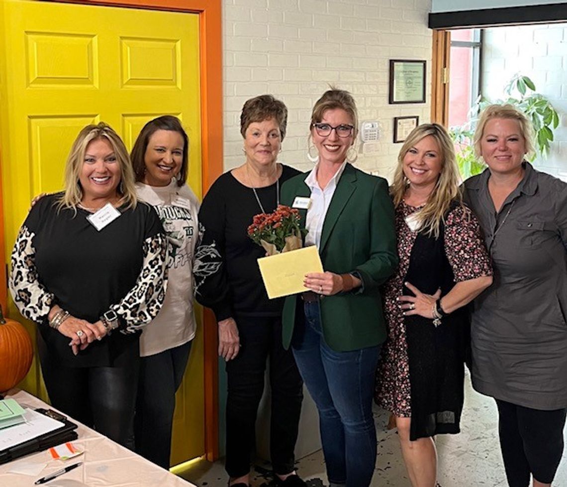 The Junior Women’s Study Club welcomed guest speaker Rachel Westerman at the club’s November meeting. Hostesses were (from left) Marcia Hagler, Melanie Thompson, Paulette McConchie, guest speaker Westerman, Curie Humphreys and Kristy Mucha. Courtesy photo