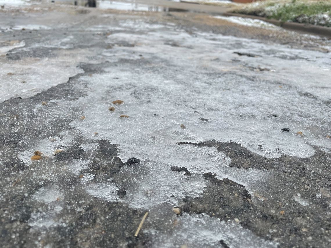 A Taylor alleyway remains icy Feb. 3 after a winter storm came into the area earlier in the day. Photo by Fernando Castro