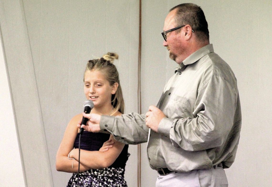 Gerald Walker, the club’s branch director, asks youth presenter Baylee Cantwell comedic questions at the banquet. Photos by Hunter Dworaczyk