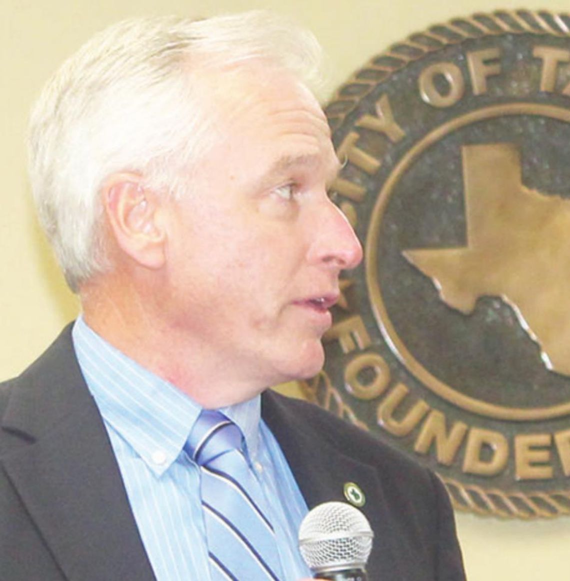 Tom Yantis speaks during the Taylor City Council meeting April 28. Photo by Fernando Castro