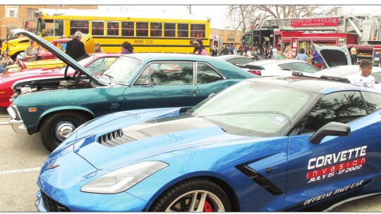 Vehicles fill the Taylor Public Library parking lot March 17. Photos by Fernando Castro