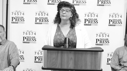 Tia Stone (center) introduces District 1 candidates Stan Werner (left) and Gerald Anderson at the candidate forum. Photo by Fernando Castro