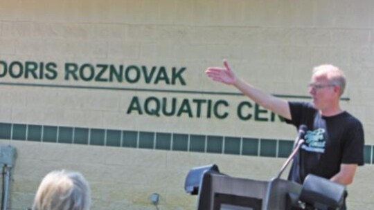 BELOW: Mayor Brandt Rydell points out the new name of Murphy Park’s pool facility in Taylor May 28. Photos by Fernando Castro