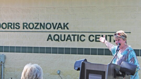 Pat Helbert points out the new name of Murphy Park’s pool facility in Taylor May 28. Photos by Fernando Castro