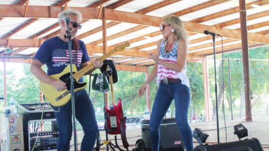 Timothy McCoy and Tasmin MorningStar perform at the Murphy Park pavilion in Taylor July 4. Photo by Fernando Castro