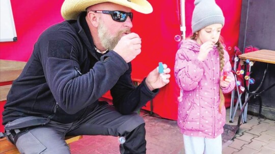 Jeff Teasdale and a Ukrainian girl play with bubble soap.