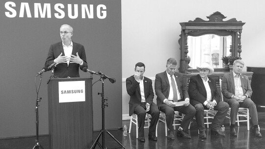 Mayor Brandt Rydell (left) talks about the benefits of having Samsung as a corporate community partner. Photo by Jason Hennington