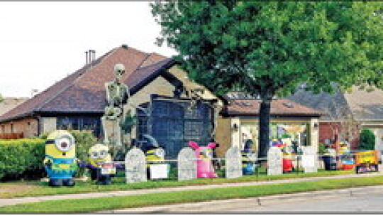 In addition to motion, the house had minions that greeted trick or treaters.