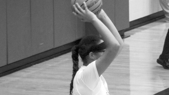 Lady Ducks sophomore Kionayh Rivers passing the ball to an open teammate.