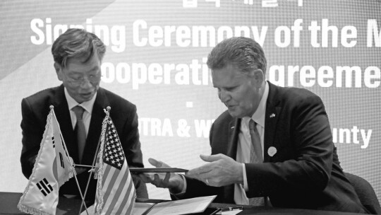 CEO of KOTRA Yu Jeoung-Yeol (left) and Williamson County Judge Bill Gravell sign the official agreement that will help bring South Korean businesses to Texas, specifically Williamson County. Photos by Jason Hennington